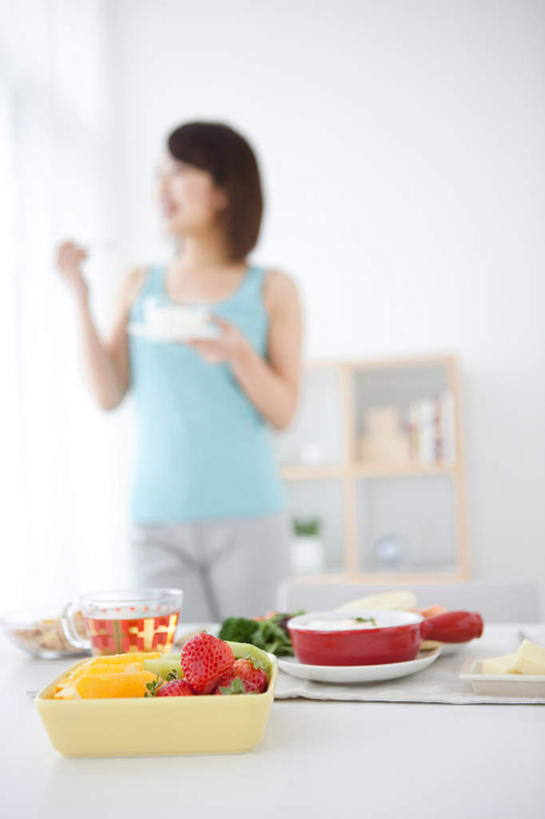 东方人,一个人,站,横图,室内,白天,正面,餐桌,桌子,草莓,浆果,杯子,餐具,水果,亚洲,仅一个年轻女性,仅一个女性,仅一个人,朦胧,模糊,新鲜,墙,生食,食品,果实,拿,拿着,黄种人,墙壁,墙面,玻璃制品,食物,水杯,碗,站着,有机食品,绿色食品,餐台,年轻女性,女人,女性,亚洲人,玻璃杯,进餐用具,烹调用具,洋莓,水果皇后,红莓,地莓,站立,半身,彩图