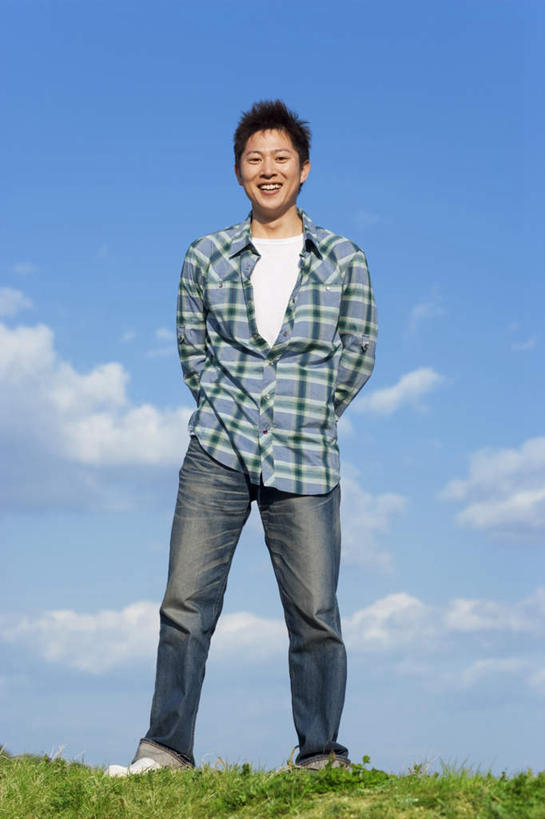 东方人,一个人,站,笑,微笑,竖图,室外,白天,仰视,衬衫,草地,草坪,植物,亚洲,仅一个男性,仅一个人,服装,云,云朵,云彩,休闲装,黄种人,草,仅一个年轻男性,衣服,蓝色,绿色,白云,蓝天,天空,天,站着,休闲,休闲服,服饰,晴朗,背手,男人,男性,年轻男性,亚洲人,晴空,站立,彩图,低角度拍摄,全身,衬衣