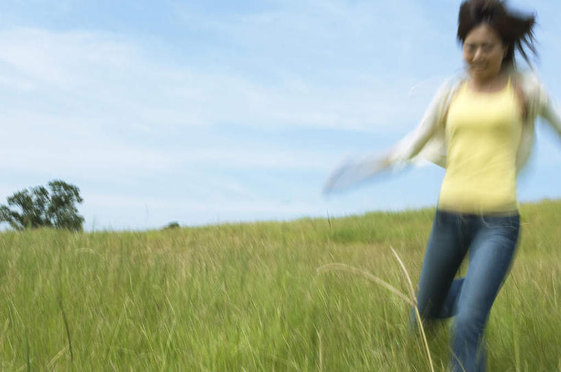 东方人,一个人,跑,横图,室外,白天,正面,锻炼,运动,草地,草坪,植物,亚洲,仅一个年轻女性,仅一个女性,仅一个人,朦胧,模糊,云,云朵,云彩,黄种人,草,树,树木,蓝色,绿色,白云,蓝天,天空,自然,天,生长,晴朗,成长,体育,年轻女性,女人,女性,亚洲人,晴空,跑步,半身,彩图,健身