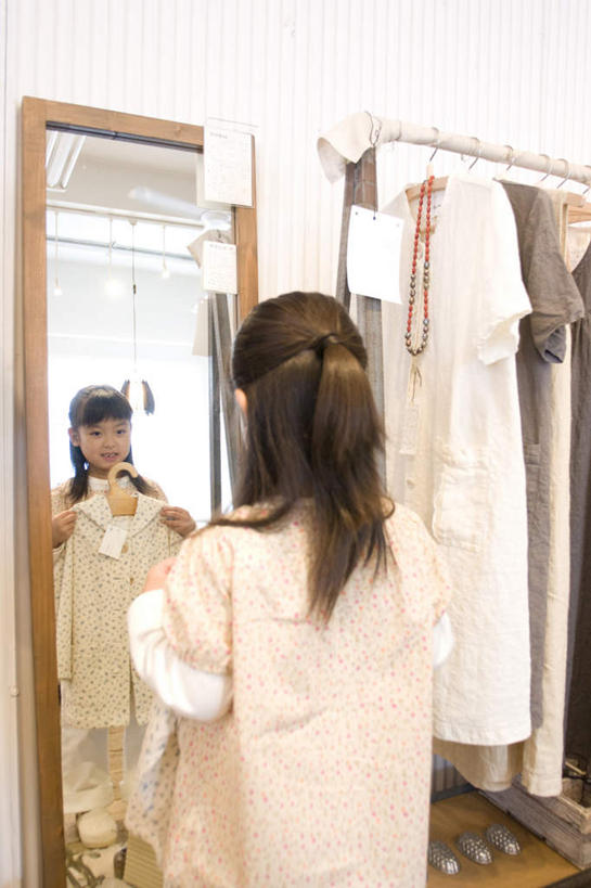 东方人,儿童,一个人,商店,站,横图,室内,白天,正面,购物,纯洁,消费,镜子,超市,项链,衣架,仅一个女性,仅一个人,一排,服装,整齐,斑点,拿,拿着,休闲装,黄种人,排列,小孩,衣服,站着,仅一个小孩,一件,休闲,休闲服,可爱,童年,童趣,试衣,金融,百货,服饰,镜像,挑选,镜面,服装店,队列,选择,选购,贸易,童真,百货公司,烂漫,无邪,服饰店,血拼,天真,女孩,女人,女性,亚洲人,孩子,挂衣架,晾衣架,站立,半身,彩图,购物商场,购物中心,商业中心,女生