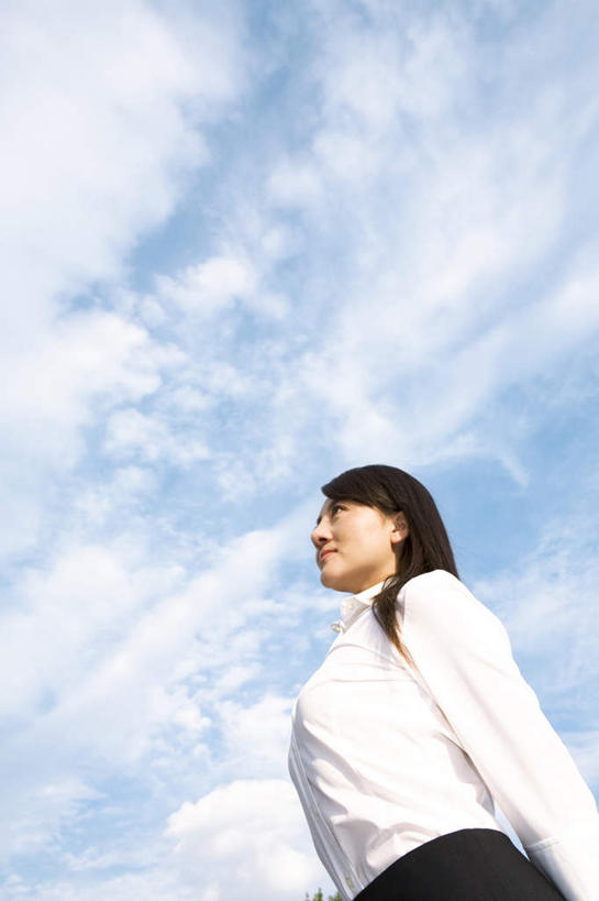 东方人,一个人,商务人士,商务女性,站,竖图,室外,白天,仰视,衬衫,亚洲,仅一个年轻女性,仅一个女性,仅一个人,套装,云,云朵,云彩,注视,黄种人,蓝色,白云,蓝天,天空,天,看,站着,晴朗,关注,商务装,工薪阶层,年轻女性,亚洲人,年轻人,白领,上班族,晴空,抬头,仰头,站立,半身,彩图,低角度拍摄,衬衣