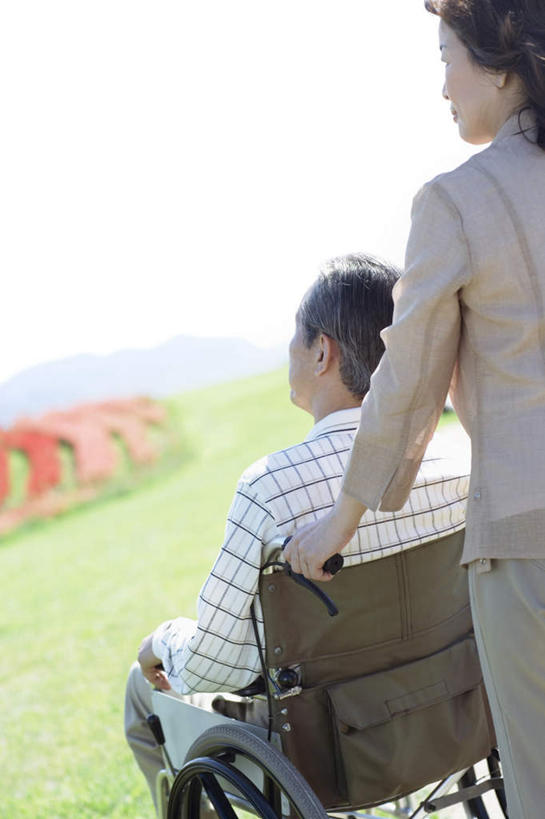 东方人,两个人,夫妻,站,坐,竖图,室外,白天,爱情,草地,草坪,植物,亚洲,工具,云,云朵,浪漫,云彩,黄种人,草,背面,蓝色,绿色,白云,蓝天,天空,轮椅,天,复健,站着,康复,器械,恩爱,恋人,晴朗,医疗设备,医疗器械,医疗工具,辅助设备,男人,男性,女人,女性,中年男性,中年女性,亚洲人,夫妇,情侣,晴空,站立,坐着,半身,彩图,伴侣