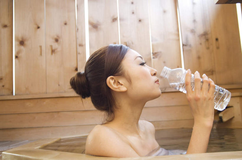 东方人,一个人,坐,横图,室内,白天,正面,化妆,美容,亚洲,仅一个年轻女性,仅一个女性,仅一个人,护肤,液体,拿,拿着,黄种人,瓶子,塑料制品,保养,享受,休闲,塑料瓶,放松,保健,养颜,年轻女性,女人,女性,亚洲人,坐着,半身,彩图