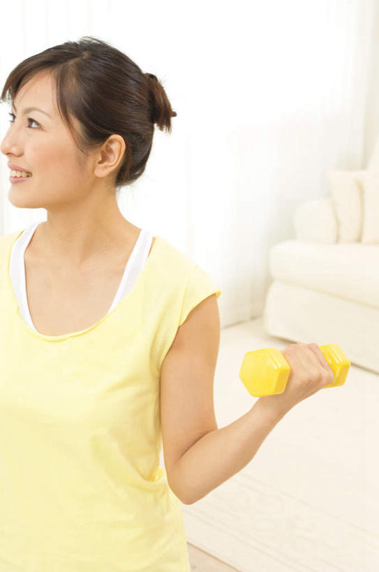 东方人,一个人,客厅,站,举,笑,微笑,露齿笑,竖图,室内,白天,正面,窗帘,沙发,亚洲,仅一个年轻女性,仅一个女性,仅一个人,握,服装,拿,拿着,休闲装,黄种人,饮料,衣服,黄色,瓶子,塑料制品,托,站着,休闲,休闲服,塑料瓶,握着,服饰,起居室,年轻女性,女人,女性,亚洲人,举起,举手,举着,向上举,向上伸,向上托,站立,半身,彩图,皮沙发