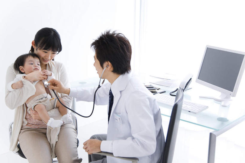 东方人,儿童,母亲,父亲,儿子,医生,病人,坐,横图,室内,白天,正面,纯洁,显示器,桌子,亚洲,屏幕,办公桌,拿,拿着,黄种人,显示屏,小孩,听诊器,医护人员,医疗人员,父子,母子,父爱,可爱,母爱,童年,童趣,医疗设备,白大褂,童真,输出设备,烂漫,无邪,天真,男孩,男人,男性,年轻男性,年轻女性,女人,女性,亚洲人,孩子,年轻人,大夫,患者,就医者,坐着,半身,彩图,男生