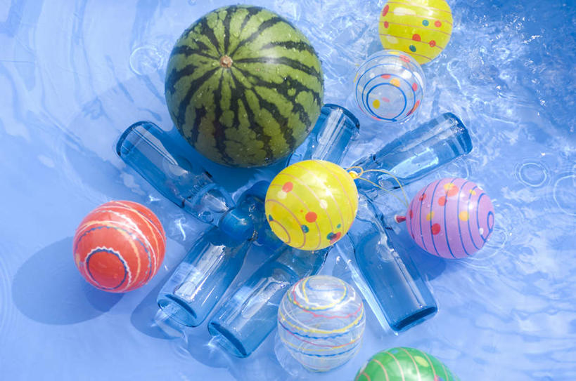 无人,横图,俯视,室内,特写,白天,河流,水,西瓜,静物,水果,五个,许多,阴影,新鲜,散落,光线,影子,斑点,河水,水流,生食,食品,果实,玻璃制品,酒瓶,球,食物,黄色,红色,蓝色,绿色,紫色,阳光,玻璃瓶,瓶子,球体,有机食品,绿色食品,寒瓜,彩图,高角度拍摄