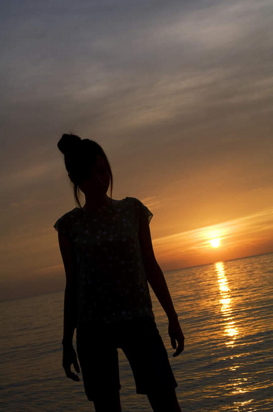 东方人,一个人,站,竖图,室外,白天,海浪,海洋,日落,亚洲,仅一个年轻女性,仅一个女性,仅一个人,浪花,晚霞,霞光,云,云朵,云彩,黄种人,背面,蓝色,白云,蓝天,天空,海水,黄昏,天,站着,彩霞,晴朗,海景,年轻女性,女人,女性,亚洲人,大海,风浪,海,海水的波动,近岸浪,涌浪,晴空,夕阳,站立,半身,彩图