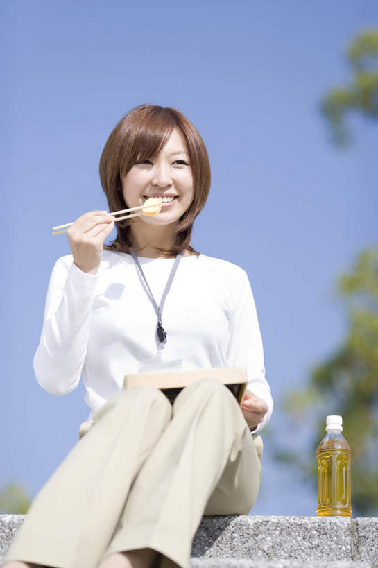 东方人,一个人,坐,笑,微笑,竖图,室外,白天,正面,筷子,亚洲,仅一个年轻女性,仅一个女性,仅一个人,阴影,服装,朦胧,模糊,光线,影子,拿,拿着,休闲装,黄种人,衣服,蓝色,白色,蓝天,天空,阳光,瓶子,塑料制品,天,休闲,休闲服,塑料瓶,服饰,年轻女性,女人,女性,亚洲人,坐着,半身,彩图