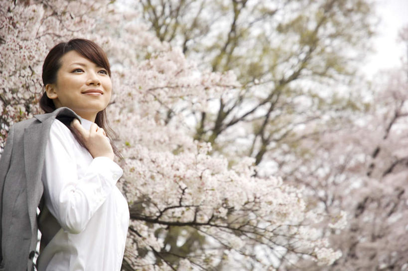 东方人,一个人,商务人士,商务女性,站,笑,微笑,横图,室外,白天,正面,衬衫,植物,樱花,亚洲,仅一个年轻女性,仅一个女性,仅一个人,套装,盛开,花蕾,拎,黄种人,外套,花,花瓣,花朵,鲜花,树,树木,粉色,绿色,自然,花苞,花蕊,站着,生长,成长,商务装,工薪阶层,仙樱花,福岛樱,青肤樱,年轻女性,亚洲人,年轻人,白领,上班族,荆桃,站立,半身,彩图,衬衣,拎着