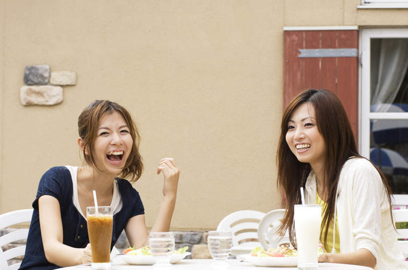 东方人,两个人,伙伴,朋友,坐,笑,微笑,露齿笑,横图,室外,白天,正面,友谊,餐桌,桌子,杯子,亚洲,服装,墙,休闲装,黄种人,墙壁,墙面,玻璃制品,衣服,蓝色,水杯,休闲,休闲服,服饰,餐台,友情,年轻女性,女人,女性,亚洲人,玻璃杯,坐着,半身,彩图