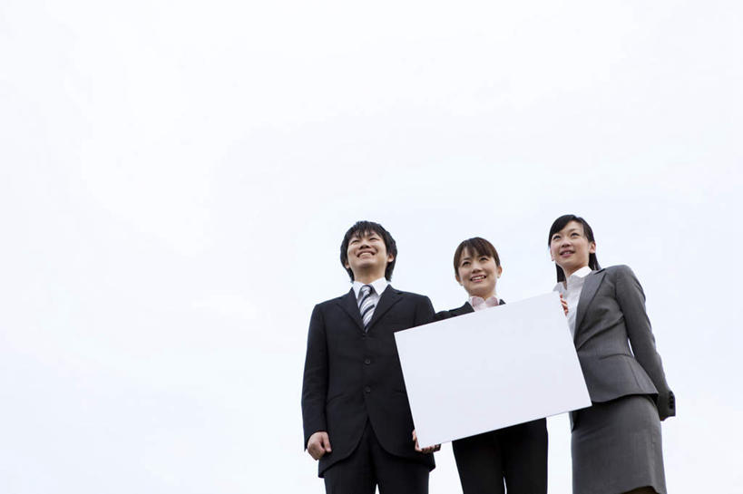 东方人,三个人,同事,商务人士,商务男性,商务女性,办公室,站,横图,室外,白天,仰视,衬衫,成功,合作,团队,集体,信心,亚洲,套装,领带,拿,拿着,黄种人,队伍,白板,站着,领导,成就,商务装,记录板,合伙,领袖,工薪阶层,记事板,男人,男性,年轻男性,年轻女性,女人,女性,亚洲人,年轻人,白领,上班族,站立,半身,彩图,低角度拍摄,衬衣