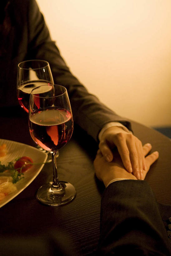 葡萄酒,手,两个人,同事,商务人士,商务男性,商务女性,坐,竖图,俯视,室内,特写,白天,衬衫,成功,合作,团队,集体,信心,餐桌,桌子,杯子,餐具,套装,碟子,高脚杯,盘,领带,红酒杯,酒类,文化,队伍,玻璃制品,酒,饮料,盘子,酒杯,碟,手部,搭,餐台,创造,领导,成就,搭着,商务装,合伙,领袖,想象,工薪阶层,男人,男性,年轻男性,年轻女性,女人,女性,年轻人,白领,上班族,玻璃杯,坐着,半身,彩图,高角度拍摄,衬衣