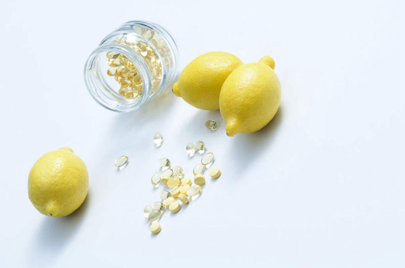 无人,横图,俯视,室内,特写,白天,白色背景,安全,柠檬,静物,水果,许多,新鲜,药剂,生食,食品,果实,防护,胶囊,药片,食物,三个,黄色,药品,治疗,摄影,有机食品,绿色食品,影棚,保护,药物,医疗,保险,预防,平安,益母果,柠果,彩图,高角度拍摄,影棚拍摄,拍摄