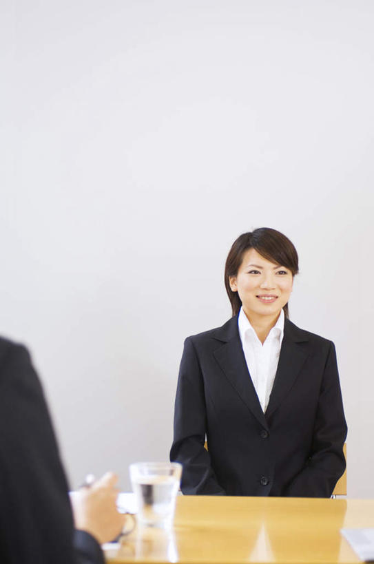 东方人,背部,两个人,同事,商务人士,商务男性,商务女性,办公室,坐,笑,微笑,露齿笑,竖图,室内,白天,正面,衬衫,成功,合作,团队,集体,信心,桌子,杯子,亚洲,套装,办公桌,领带,黄种人,队伍,纸制品,纸杯,领导,成就,一次性杯子,商务装,合伙,领袖,工薪阶层,男人,男性,年轻男性,年轻女性,女人,女性,亚洲人,年轻人,白领,上班族,坐着,半身,彩图,衬衣