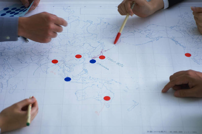 东方人,四个人,同事,商务人士,商务男性,商务女性,办公室,坐,横图,俯视,室内,白天,衬衫,成功,合作,团队,集体,信心,海洋,地图,亚洲,握,套装,笔,圆点,世界地图,陆地,办公用品,领带,圆珠笔,黄种人,队伍,文具,红色,蓝色,学习用品,握着,国家,文具用品,大陆,世界,领导,成就,大洋洲,商务装,合伙,领袖,版图,工薪阶层,男人,男性,年轻男性,年轻女性,女人,女性,亚洲人,年轻人,白领,上班族,坐着,半身,彩图,高角度拍摄,衬衣