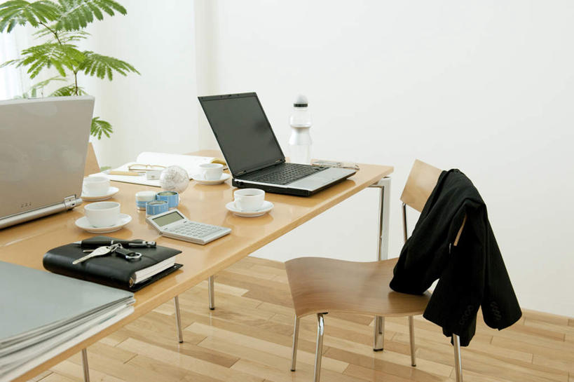 无人,横图,俯视,室内,特写,白天,电脑,笔记本电脑,植物,桌子,静物,杯子,餐具,一本,网络,瓷器,碟子,盘,盆栽,记事本,咖啡杯,盆景,陶瓷制品,一杯,通讯设备,书桌,外套,绿色,黑色,自然,本子,笔记本,盘子,课桌,碟,一件,生长,成长,一盆,无线,瓷杯,通信设备,无线网络,无线上网,便携式电脑,手提电脑,彩图,高角度拍摄