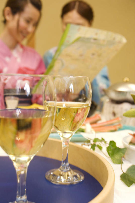 东方人,两个人,伙伴,朋友,餐厅,坐,竖图,室内,白天,正面,民族服装,友谊,道路,杯子,地图,亚洲,和服,朦胧,模糊,信息,高脚杯,红酒杯,交通,两杯,拿,拿着,黄种人,方向,玻璃制品,酒杯,服饰,引导,指引,吴服,唐草,唐花,唐锦,友情,年轻女性,女人,女性,亚洲人,玻璃杯,坐着,半身,彩图,传统服装,民俗服,餐馆,饭店,饭馆,导航