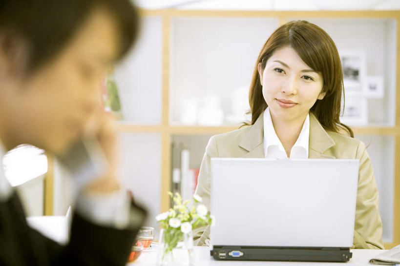 东方人,两个人,同事,商务人士,商务男性,商务女性,办公室,坐,笑,打电话,微笑,横图,室内,白天,正面,衬衫,成功,合作,团队,集体,信心,电脑,笔记本电脑,电话,手机,亚洲,套装,朦胧,模糊,网络,领带,拿,拿着,黄种人,通讯设备,队伍,无线,领导,成就,通信设备,商务装,无线网络,合伙,领袖,无线上网,便携式电脑,工薪阶层,交流,手提电脑,男人,男性,年轻男性,年轻女性,女人,女性,亚洲人,年轻人,白领,上班族,沟通,通话,坐着,半身,彩图,衬衣