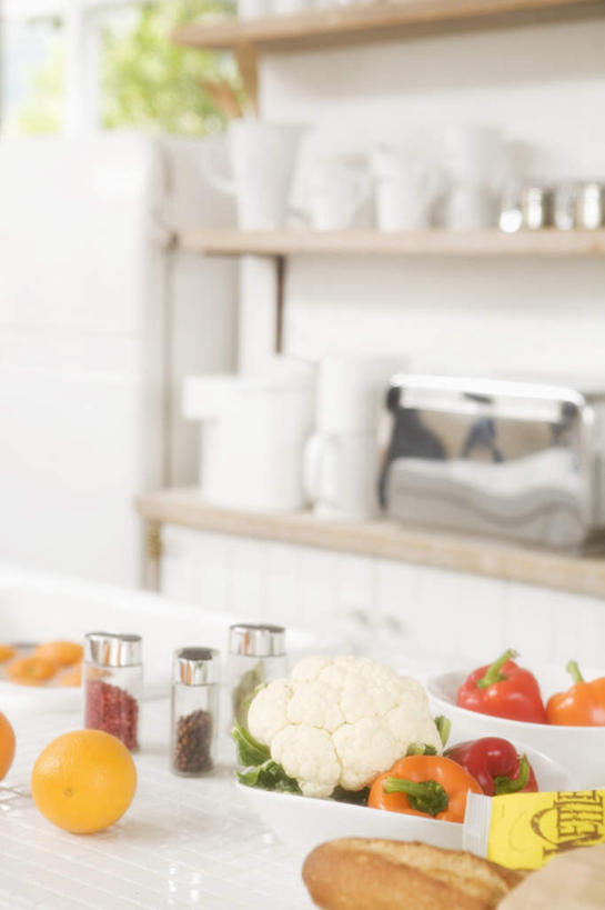 无人,横图,俯视,室内,特写,白天,厨房,辣椒,蔬菜,静物,一排,新鲜,整齐,花菜,花椰菜,西兰花,食品,玻璃制品,食物,排列,玻璃瓶,瓶子,有机食品,绿色食品,队列,彩椒,辣角,红海椒,大椒,辣虎,广椒,甜椒,柿子椒,辣子,海椒,番椒,灯笼椒,彩图,高角度拍摄,灶间