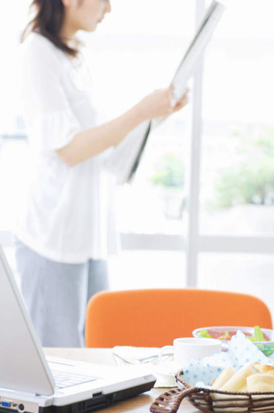 东方人,一个人,站,横图,室内,白天,正面,阅读,电脑,笔记本电脑,桌子,报纸,亚洲,仅一个年轻女性,仅一个女性,仅一个人,学习,朦胧,模糊,网络,办公桌,拿,拿着,黄种人,通讯设备,看,站着,浏览,无线,通信设备,无线网络,无线上网,便携式电脑,手提电脑,年轻女性,女人,女性,亚洲人,站立,半身,彩图