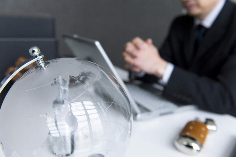 东方人,一个人,商务人士,商务男性,办公室,坐,横图,室内,白天,正面,衬衫,电脑,笔记本电脑,桌子,亚洲,仅一个男性,仅一个人,套装,网络,办公桌,领带,黄种人,通讯设备,仅一个年轻男性,无线,通信设备,商务装,无线网络,无线上网,便携式电脑,工薪阶层,手提电脑,年轻男性,亚洲人,年轻人,白领,上班族,坐着,半身,彩图,衬衣