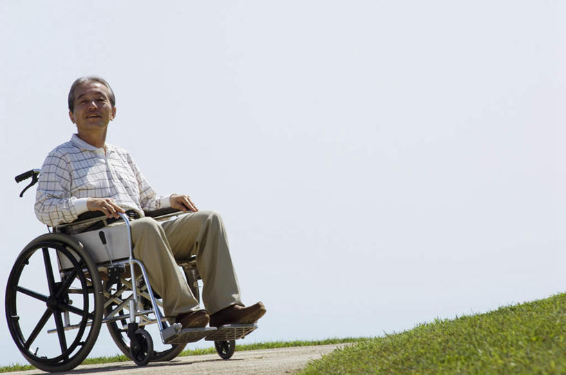 东方人,一个人,坐,笑,微笑,横图,室外,白天,正面,草地,草坪,植物,亚洲,仅一个男性,仅一个人,工具,云,云朵,云彩,黄种人,草,蓝色,绿色,白云,蓝天,天空,轮椅,天,复健,仅一个老年男性,康复,器械,晴朗,医疗设备,医疗器械,医疗工具,辅助设备,老年男性,男人,男性,亚洲人,晴空,坐着,彩图,全身