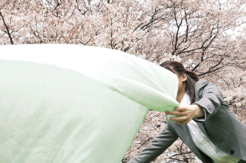 东方人,一个人,站,横图,室外,白天,仰视,植物,樱花,亚洲,仅一个年轻女性,仅一个女性,仅一个人,盛开,帐篷,拿,花蕾,拿着,黄种人,花,花瓣,花朵,鲜花,树,树木,粉色,绿色,自然,花苞,花蕊,站着,生长,成长,露营,野营,宿营,仙樱花,福岛樱,青肤樱,年轻女性,女人,女性,亚洲人,荆桃,站立,半身,彩图,低角度拍摄