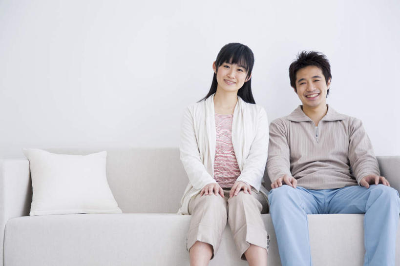 东方人,两个人,客厅,坐,笑,微笑,露齿笑,横图,室内,白天,正面,爱情,靠垫,沙发,亚洲,墙,靠枕,浪漫,黄种人,墙壁,墙面,垫子,枕头,温暖,温馨,恩爱,恋人,和睦,起居室,男人,男性,年轻男性,年轻女性,女人,女性,亚洲人,情侣,坐着,半身,彩图,伴侣,融洽,皮沙发