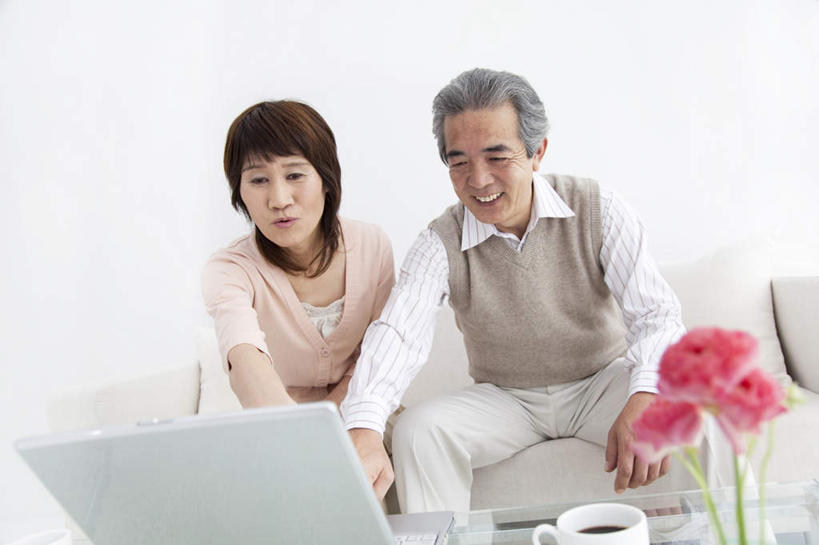 咖啡,东方人,两个人,夫妻,客厅,坐,笑,微笑,横图,室内,白天,正面,爱情,幸福,电脑,笔记本电脑,杯子,亚洲,网络,瓷器,墙,咖啡杯,陶瓷制品,一杯,浪漫,黄种人,娱乐,通讯设备,墙壁,墙面,饮料,享受,休闲,温馨,恩爱,放松,乐趣,恋人,提神,无线,起居室,舒适,瓷杯,醒脑,通信设备,无线网络,无线上网,便携式电脑,软饮料,手提电脑,男人,男性,女人,女性,中年男性,中年女性,亚洲人,夫妇,情侣,坐着,半身,彩图,伴侣