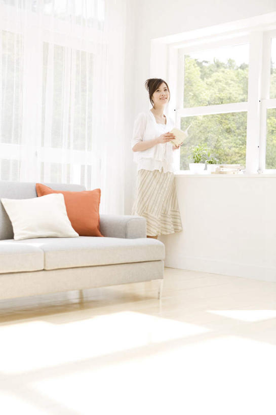 东方人,一个人,站,横图,室内,白天,正面,植物,窗户,靠垫,沙发,书籍,亚洲,仅一个年轻女性,仅一个女性,仅一个人,服装,靠枕,拿,拿着,休闲装,黄种人,玻璃窗,树,树木,衣服,绿色,自然,垫子,枕头,站着,休闲,休闲服,服饰,生长,成长,年轻女性,女人,女性,亚洲人,书,图书,站立,彩图,全身,皮沙发