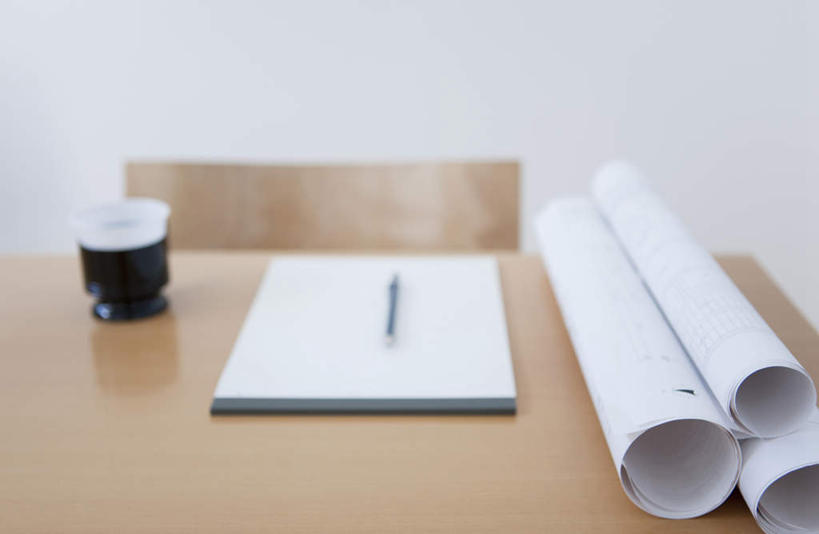 无人,横图,俯视,室内,特写,白天,桌子,静物,杯子,椅子,朦胧,模糊,笔,瓷器,图纸,办公桌,木椅,办公用品,咖啡杯,设计图,陶瓷制品,文具,铅笔,学习用品,文具用品,瓷杯,工程图,草图,蓝图,设计,彩图,高角度拍摄