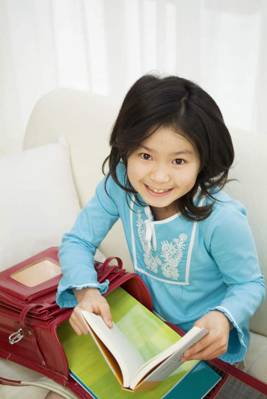东方人,儿童,一个人,客厅,站,笑,微笑,露齿笑,竖图,俯视,室内,白天,纯洁,靠垫,沙发,书籍,亚洲,仅一个女性,仅一个人,服装,包,书包,靠枕,拿,拿着,休闲装,黄种人,小孩,衣服,红色,蓝色,背包,垫子,枕头,站着,仅一个小孩,休闲,休闲服,可爱,童年,童趣,服饰,起居室,童真,烂漫,无邪,天真,女孩,女人,女性,亚洲人,孩子,书,图书,抬头,仰头,站立,半身,彩图,高角度拍摄,双肩包,女生,皮沙发