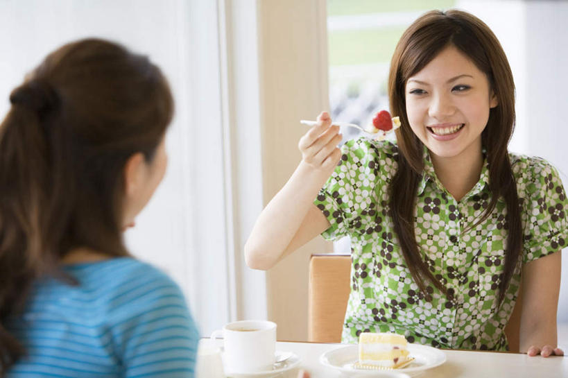 东方人,背部,两个人,伙伴,朋友,客厅,坐,横图,室内,白天,正面,衬衫,友谊,餐桌,窗户,桌子,草莓,浆果,杯子,水果,亚洲,条纹,服装,新鲜,勺子,生食,食品,果实,拿,拿着,休闲装,黄种人,玻璃窗,玻璃制品,食物,一个,衣服,红色,蓝色,绿色,水杯,调羹,汤匙,休闲,休闲服,服饰,有机食品,绿色食品,单个,餐台,起居室,友情,年轻女性,女人,女性,亚洲人,玻璃杯,洋莓,水果皇后,红莓,地莓,坐着,半身,彩图,衬衣