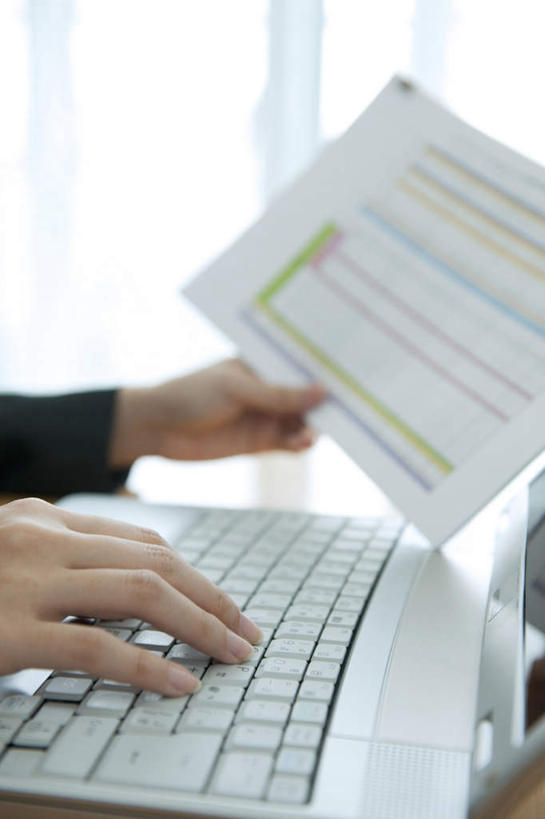 东方人,一个人,商务人士,商务男性,办公室,坐,竖图,室内,白天,正面,衬衫,键盘,窗户,亚洲,仅一个男性,仅一个人,套装,朦胧,模糊,材料,档案,文件,领带,拿,拿着,黄种人,输入设备,通讯设备,玻璃窗,仅一个年轻男性,资料,文档,通信设备,商务装,工薪阶层,年轻男性,亚洲人,年轻人,白领,上班族,坐着,半身,彩图,衬衣