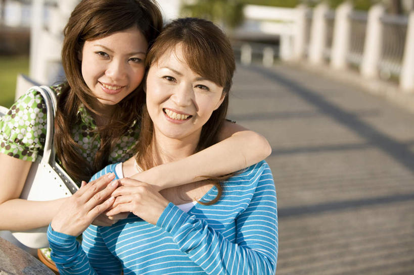 东方人,两个人,伙伴,朋友,站,抱,笑,微笑,露齿笑,横图,室外,白天,正面,衬衫,友谊,道路,路,公路,亚洲,阴影,条纹,服装,光线,影子,交通,休闲装,黄种人,衣服,蓝色,绿色,阳光,站着,休闲,休闲服,服饰,抱着,搂着,友情,年轻女性,女人,女性,亚洲人,马路,搂,搂抱,站立,半身,彩图,衬衣