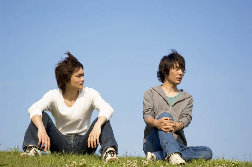 东方人,两个人,伙伴,朋友,坐,笑,微笑,横图,室外,白天,正面,友谊,草地,草坪,植物,亚洲,服装,休闲装,黄种人,草,衣服,蓝色,绿色,蓝天,天空,天,休闲,休闲服,服饰,友情,男人,男性,年轻男性,亚洲人,坐着,彩图,全身