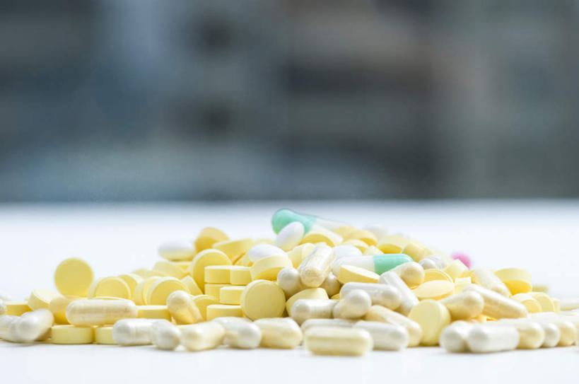 无人,横图,室内,特写,白天,正面,安全,桌面,桌子,静物,一堆,许多,堆叠,堆积,朦胧,模糊,药剂,防护,胶囊,黄色,绿色,药品,治疗,堆,保护,药物,医疗,保险,预防,平安,彩图