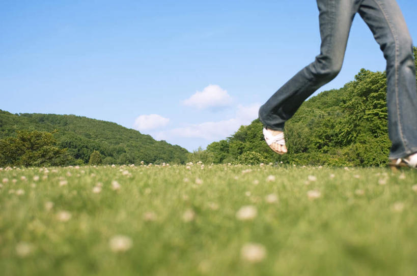 东方人,一个人,跑,横图,俯视,室外,白天,运动鞋,锻炼,运动,草地,草坪,植物,鞋子,亚洲,仅一个年轻女性,仅一个女性,仅一个人,云,云朵,云彩,黄种人,草,树,树木,蓝色,绿色,白云,蓝天,天空,自然,天,生长,晴朗,成长,体育,年轻女性,女人,女性,亚洲人,晴空,跑步,半身,彩图,高角度拍摄,健身