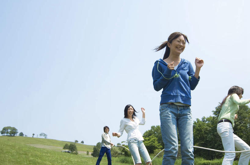 东方人,四个人,站,笑,微笑,露齿笑,横图,室外,白天,仰视,游戏,草地,草坪,植物,亚洲,云,云朵,玩,云彩,黄种人,娱乐,草,蓝色,绿色,白云,蓝天,天空,绳子,天,站着,休闲,晴朗,活动,绳索,发泄,消遣,智力,宣泄,男人,男性,年轻男性,年轻女性,女人,女性,亚洲人,晴空,玩耍,嬉戏,站立,半身,彩图,低角度拍摄