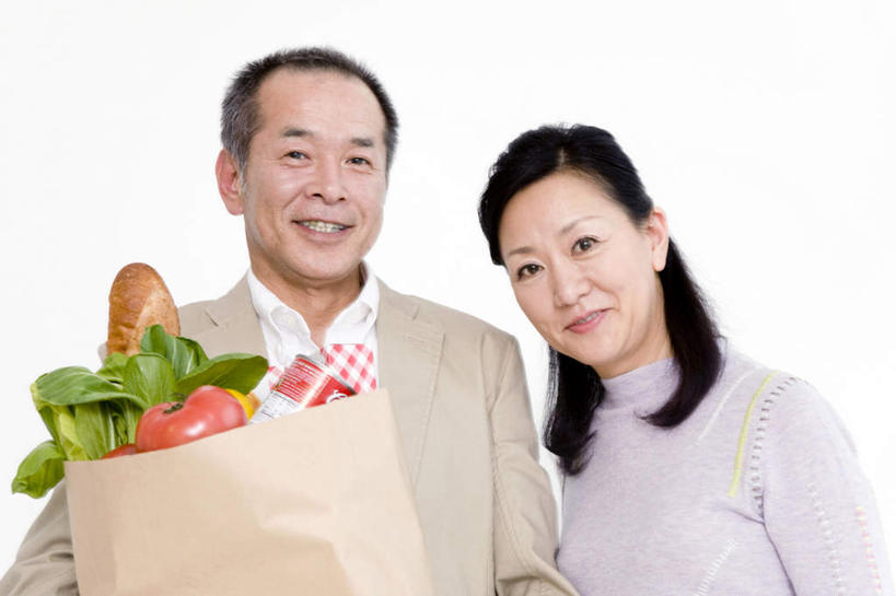面包,东方人,两个人,夫妻,站,笑,微笑,露齿笑,横图,室内,白天,白色背景,正面,爱情,购物,消费,蔬菜,西红柿,袋子,叶子,亚洲,新鲜,包装袋,手提袋,食品,面点,绿叶,购物袋,浪漫,拿,拿着,黄种人,食物,站着,嫩叶,恩爱,金融,恋人,摄影,有机食品,绿色食品,影棚,购买,贸易,男人,男性,女人,女性,中年男性,中年女性,亚洲人,夫妇,情侣,叶,叶片,番茄,站立,半身,彩图,影棚拍摄,拍摄,伴侣