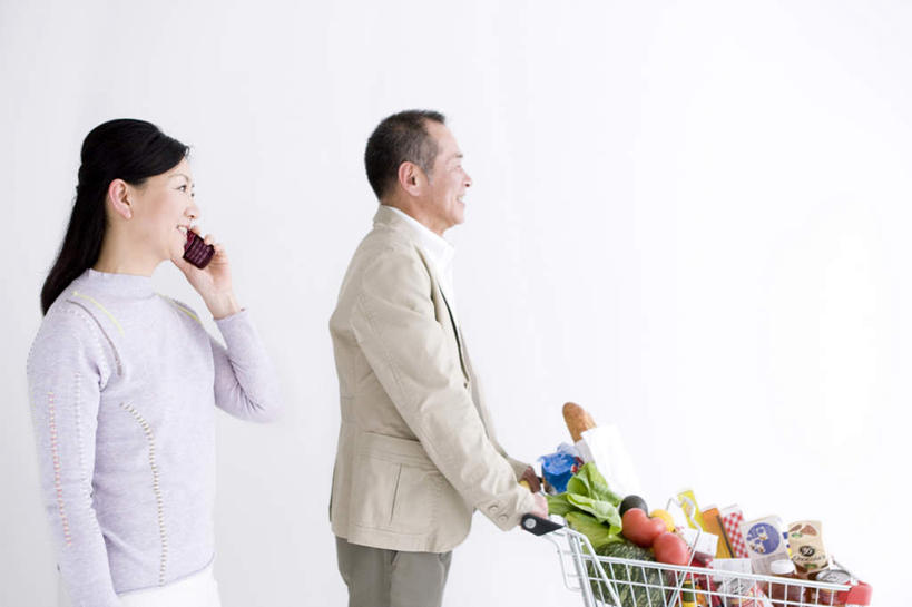 东方人,两个人,夫妻,站,打电话,横图,室内,白天,侧面,爱情,蔬菜,西红柿,电话,手机,叶子,购物车,亚洲,新鲜,食品,绿叶,浪漫,拿,拿着,黄种人,通讯设备,食物,站着,嫩叶,恩爱,恋人,有机食品,绿色食品,交流,男人,男性,女人,女性,中年男性,中年女性,亚洲人,夫妇,情侣,叶,叶片,番茄,沟通,通话,站立,半身,彩图,伴侣