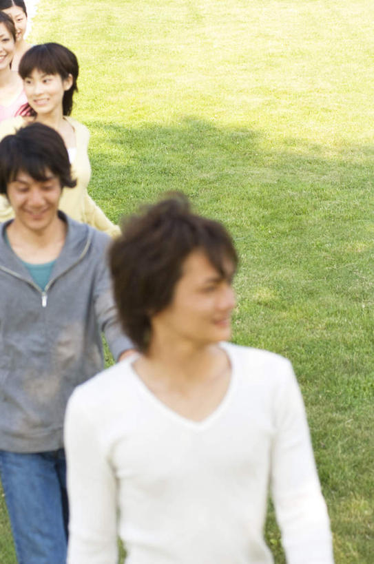 东方人,伙伴,朋友,走,笑,微笑,露齿笑,竖图,俯视,室外,白天,旅游,度假,友谊,草地,草坪,植物,亚洲,五个人,一排,阴影,整齐,光线,影子,许多人,注视,黄种人,娱乐,草,排列,绿色,阳光,观察,看,一群人,享受,休闲,放松,观看,察看,队列,关注,友情,男人,男性,年轻男性,年轻女性,女人,女性,亚洲人,步行,散步,走路,半身,彩图,高角度拍摄