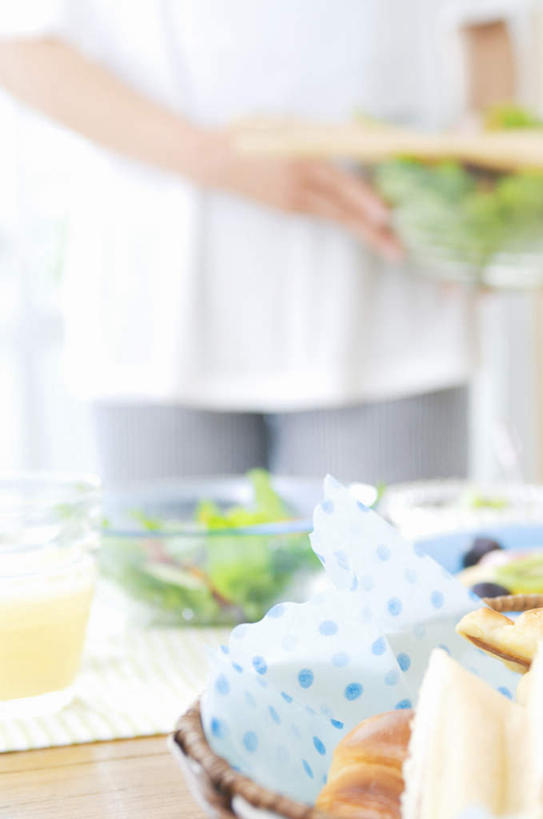 点心,面包,东方人,一个人,站,竖图,室内,白天,正面,厨房,桌子,蔬菜,水果,亚洲,仅一个男性,仅一个人,握,朦胧,模糊,篮子,蔬菜沙拉,沙拉,食品,面点,拿,拿着,黄种人,色拉,沙律,食物,糕点,仅一个年轻男性,站着,握着,有机食品,绿色食品,色拉酱,千岛酱,男人,男性,年轻男性,亚洲人,站立,半身,彩图,灶间