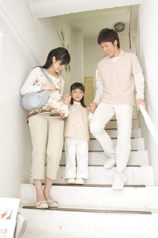 东方人,儿童,三个人,家庭,夫妻,母亲,父亲,女儿,栏杆,走,握手,笑,微笑,露齿笑,竖图,室内,白天,仰视,爱情,纯洁,楼梯,门,亚洲,包,扶手,皮包,阶梯,墙,浪漫,注视,黄种人,护栏,墙壁,墙面,台阶,小孩,门框,观察,看,温暖,温馨,父女,母女,三口之家,一家人,恩爱,父爱,可爱,母爱,童年,童趣,恋人,观看,单肩包,和睦,察看,关爱,关注,亲情,童真,烂漫,无邪,天真,男人,男性,年轻男性,年轻女性,女孩,女人,女性,亚洲人,孩子,年轻人,夫妇,情侣,步行,搀手,拉手,散步,手搀手,手拉手,手牵手,手握手,走路,彩图,低角度拍摄,全身,伴侣,融洽,女生