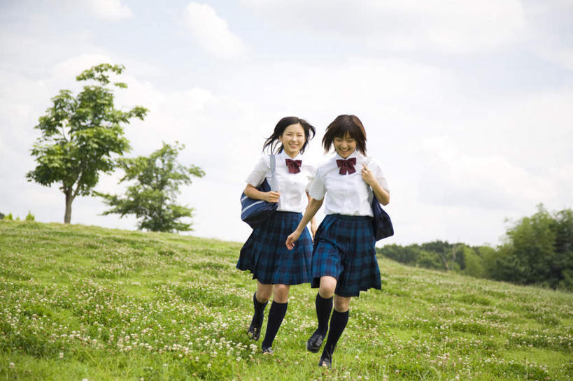 东方人,两个人,伙伴,朋友,学生,跑,举,笑,微笑,露齿笑,横图,室外,白天,正面,制服,旅游,度假,友谊,草地,草坪,美景,树林,植物,亚洲,许多,服装,包,皮包,景观,黄种人,娱乐,草,树,树木,蓝色,绿色,蓝天,天空,自然,天,托,享受,休闲,同学,校服,景色,放松,生长,晴朗,成长,单肩包,校友,自然风光,学生服,万里无云,同窗,学友,友情,年轻女性,女人,女性,亚洲人,晴空,晴空万里,举起,举手,举着,跑步,向上举,向上伸,向上托,彩图,全身