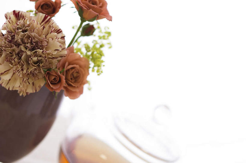 无人,竖图,俯视,室内,白天,爱情,幸福,纯洁,热情,植物,康乃馨,玫瑰,杯子,花瓶,许多,高脚杯,褐色,玫瑰花,红酒杯,浪漫,花蕾,玻璃制品,花瓣,花朵,花卉,鲜花,玻璃瓶,酒杯,瓶子,花苞,温暖,温馨,米色,恩爱,和睦,感动,尊敬,天真,刺玫花,徘徊花,麝香石竹,石竹,香石竹,玻璃杯,彩图,高角度拍摄,融洽