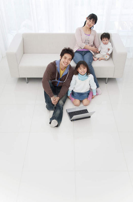 东方人,儿童,四个人,家庭,夫妻,母亲,父亲,女儿,儿子,客厅,坐,笑,盘腿,微笑,露齿笑,竖图,俯视,室内,白天,爱情,纯洁,电脑,笔记本电脑,窗户,窗帘,落地窗,沙发,亚洲,网络,瓷砖,地砖,地面,浪漫,注视,黄种人,通讯设备,玻璃窗,小孩,扶,看,温暖,温馨,父女,父子,母女,母子,一家人,恩爱,父爱,可爱,母爱,童年,童趣,恋人,和睦,无线,起居室,扶着,关注,通信设备,无线网络,布艺沙发,无线上网,便携式电脑,童真,烂漫,无邪,天真,手提电脑,男孩,男人,男性,年轻男性,年轻女性,女孩,女人,女性,亚洲人,孩子,年轻人,夫妇,情侣,盘腿而坐,盘膝,盘着腿的,盘着腿坐,双腿交叉,抬头,仰头,坐着,彩图,高角度拍摄,全身,伴侣,融洽,男生,女生