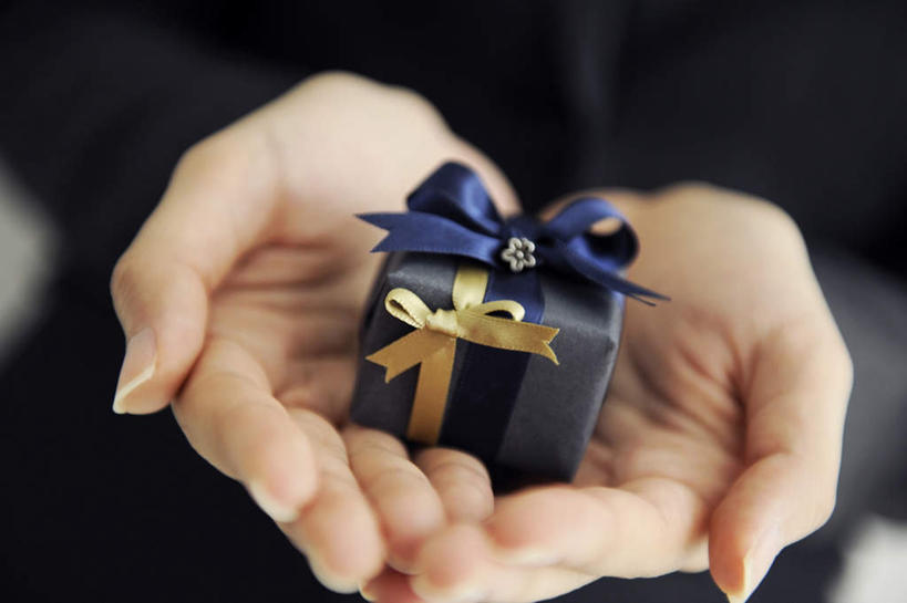 东方人,手,一个人,捧,横图,俯视,室内,特写,白天,礼盒,礼物,亚洲,仅一个年轻女性,仅一个女性,仅一个人,握,阴影,朦胧,模糊,装饰,光线,丝绸,丝带,影子,纸盒,缎带,拿,拿着,黄种人,绸带,盒子,装饰品,阳光,包装盒,装饰物,礼品盒,手部,握着,礼品,华丽,修饰,点缀,饰物,衬托,美观,雅致,雅观,年轻女性,女人,女性,亚洲人,端,端着,捧着,手捧,半身,彩图,高角度拍摄