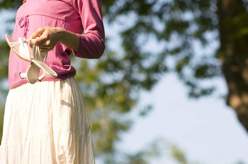 东方人,一个人,站,举,横图,室外,白天,仰视,高跟鞋,凉鞋,美景,植物,鞋子,亚洲,仅一个年轻女性,仅一个女性,仅一个人,一棵,握,阴影,光线,影子,景观,枝条,拿,拿着,黄种人,树,树干,树木,树枝,蓝色,绿色,蓝天,天空,阳光,自然,天,托,站着,景色,握着,生长,晴朗,成长,自然风光,万里无云,年轻女性,女人,女性,亚洲人,晴空,晴空万里,举起,举手,举着,向上举,向上伸,向上托,站立,半身,彩图,低角度拍摄