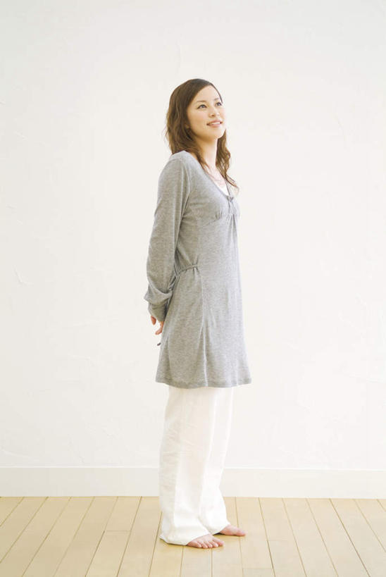 东方人,一个人,站,笑,微笑,露齿笑,竖图,室内,白天,侧面,地板,亚洲,仅一个年轻女性,仅一个女性,仅一个人,墙,地面,注视,黄种人,木地板,墙壁,墙面,观察,看,站着,赤脚,观看,察看,关注,背手,年轻女性,女人,女性,亚洲人,抬头,仰头,站立,彩图,全身